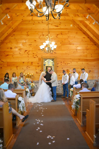 Gatlinburgs-Little-Log-Wedding-Chapel.jpg