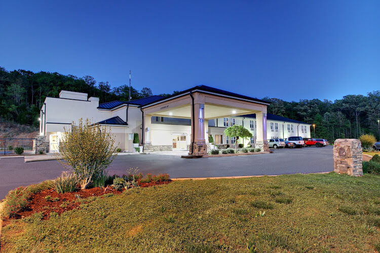 Holiday-Inn-Express-Hurricane-Mills.jpg