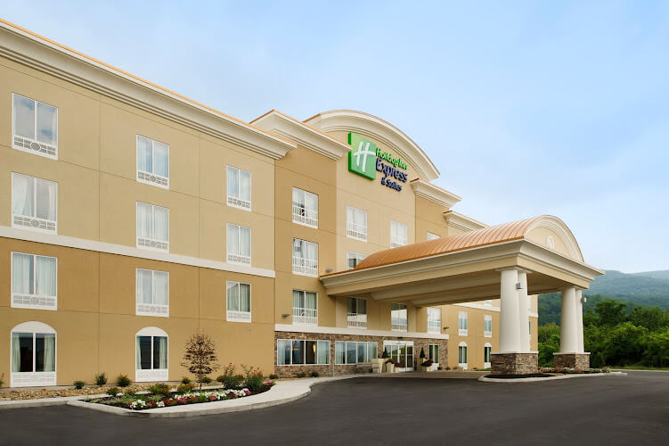 Holiday-Inn-Express-Suites-Caryville.jpg