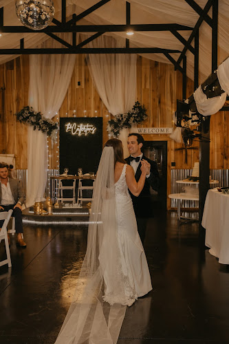 Pin-Oak-Farms-Wedding-Venue.jpg