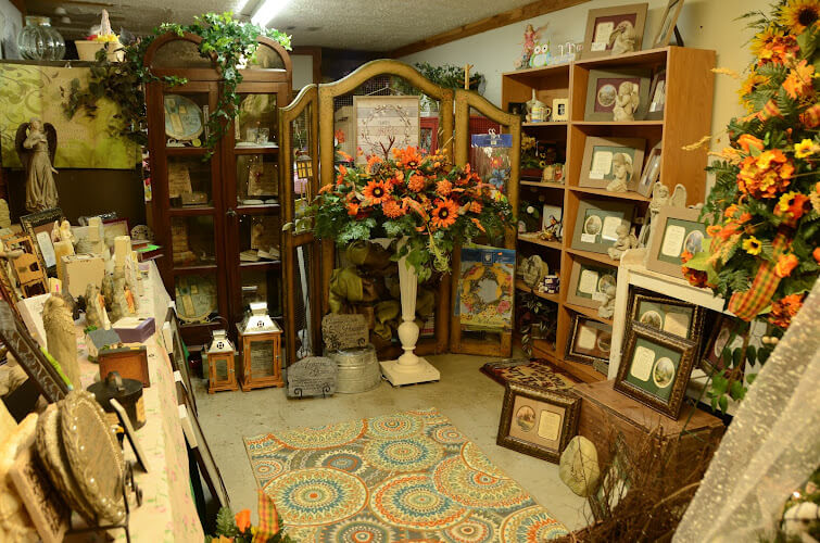 Tinas-flowerbox-and-Country-Store.jpg
